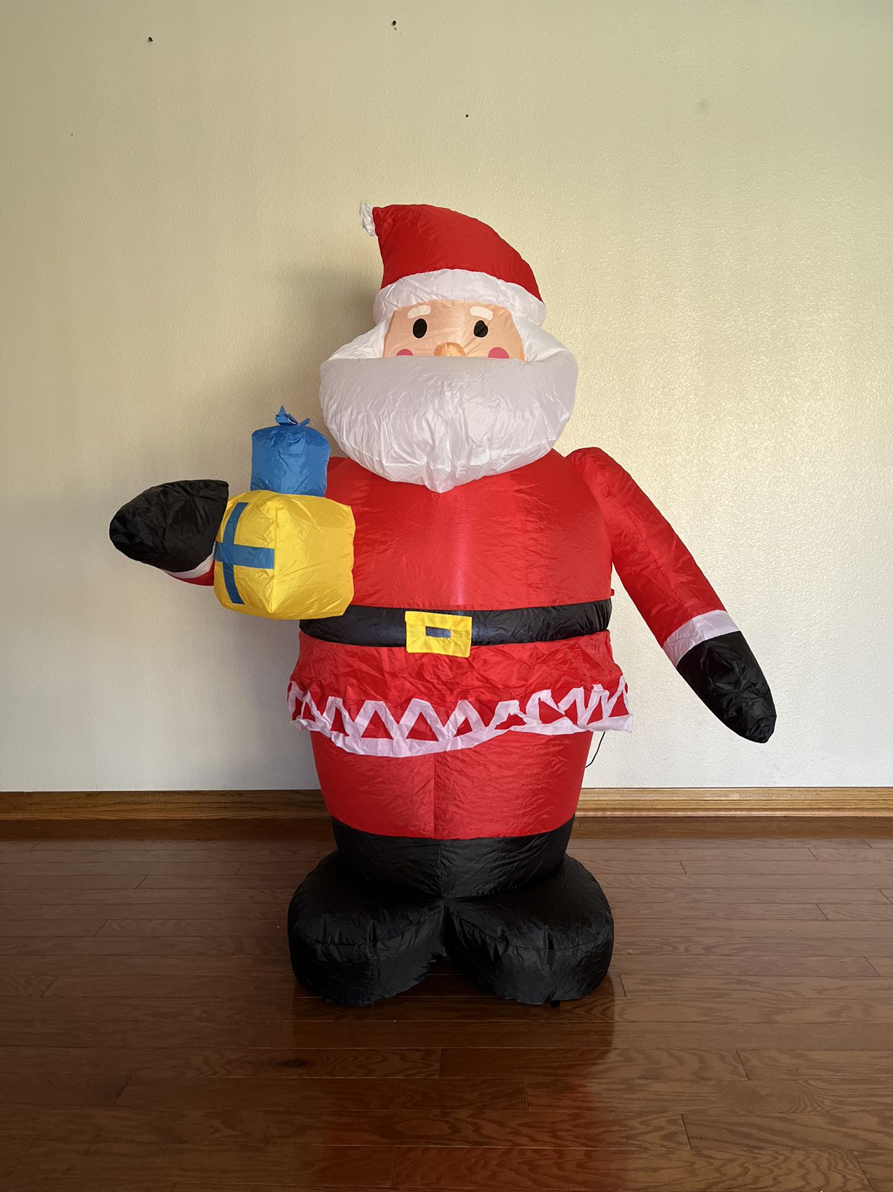 5 FT Inflatable Christmas  Santa Claus wtih Gift Box